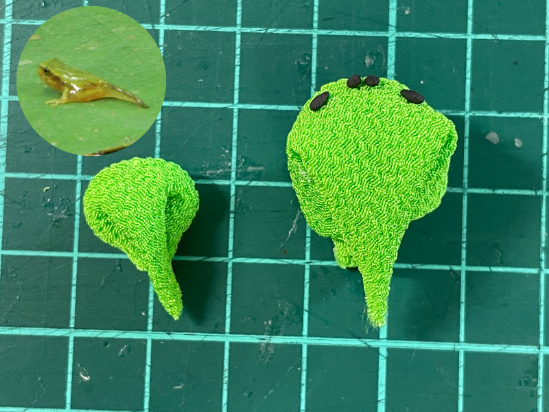 つまみ細工のゴマガエル
