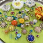 ボタンやアクセサリーパーツを使った花芯