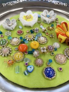 ボタンやアクセサリーパーツを使った花芯