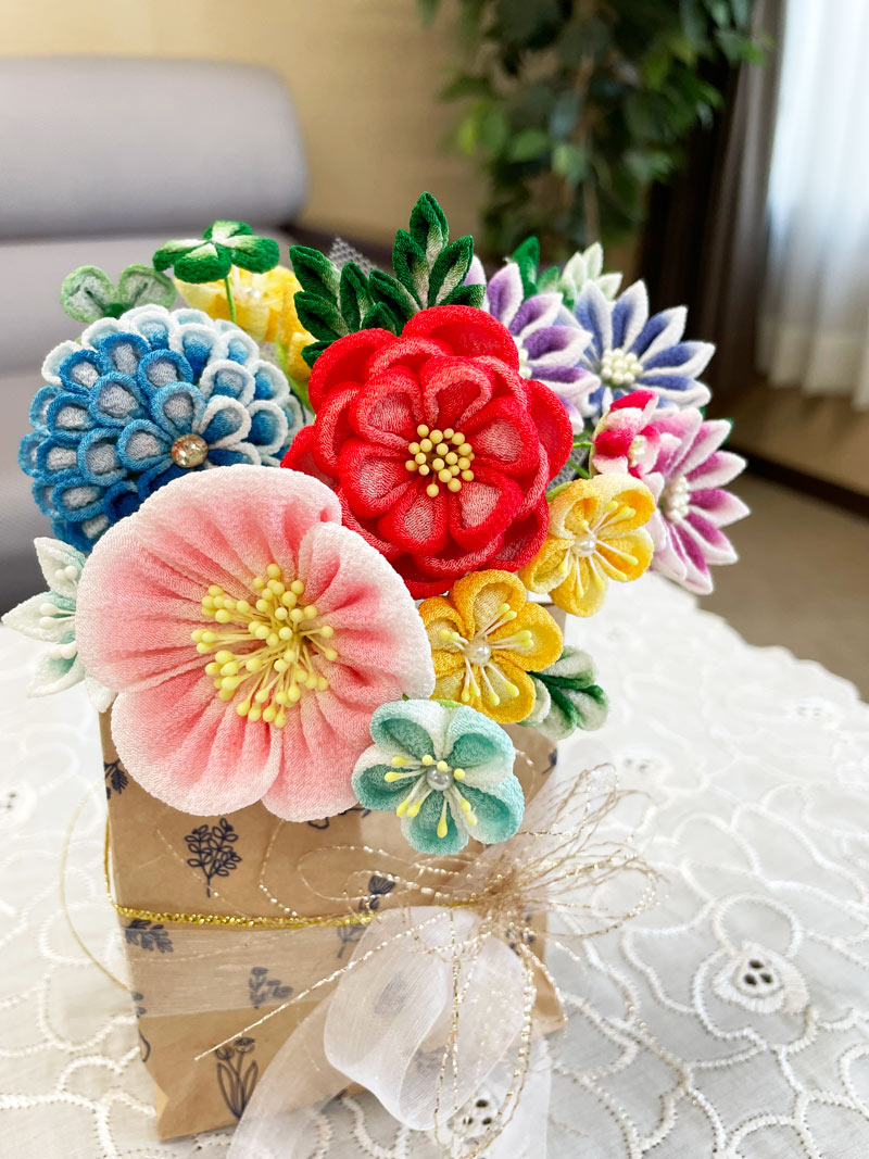 キャンディ生地を使ったつまみ細工の花束（コサージュ）