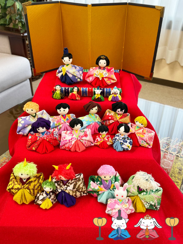 段飾りに並べたつまみ雛の飾り例（正面から）