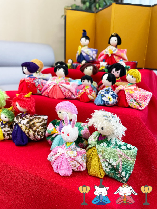 段飾りにしたことで華やかさが増したつまみ雛