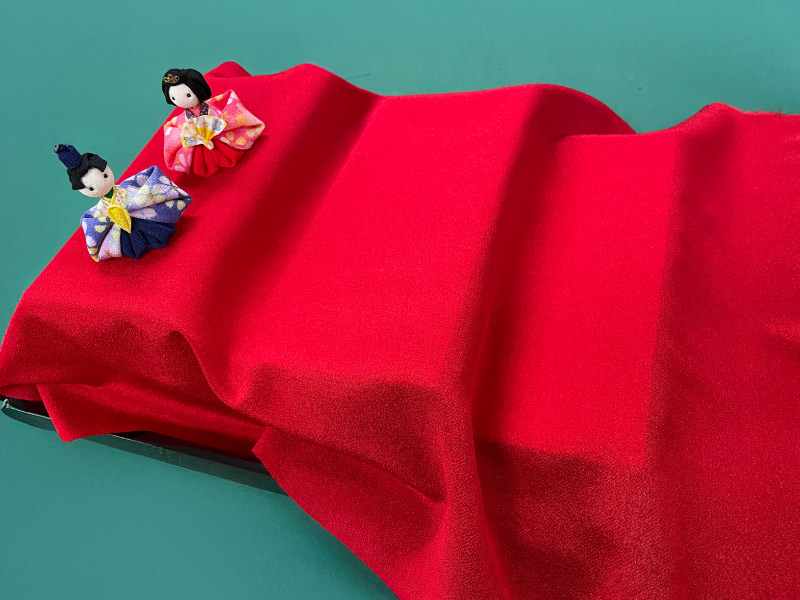ティッシュ箱に赤布をかぶせて仕上げた雛段飾り
