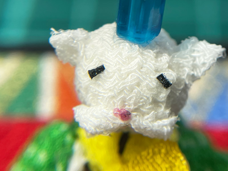 胴体は紙粘土を使って作った、ミニサイズのねこさま雛人形