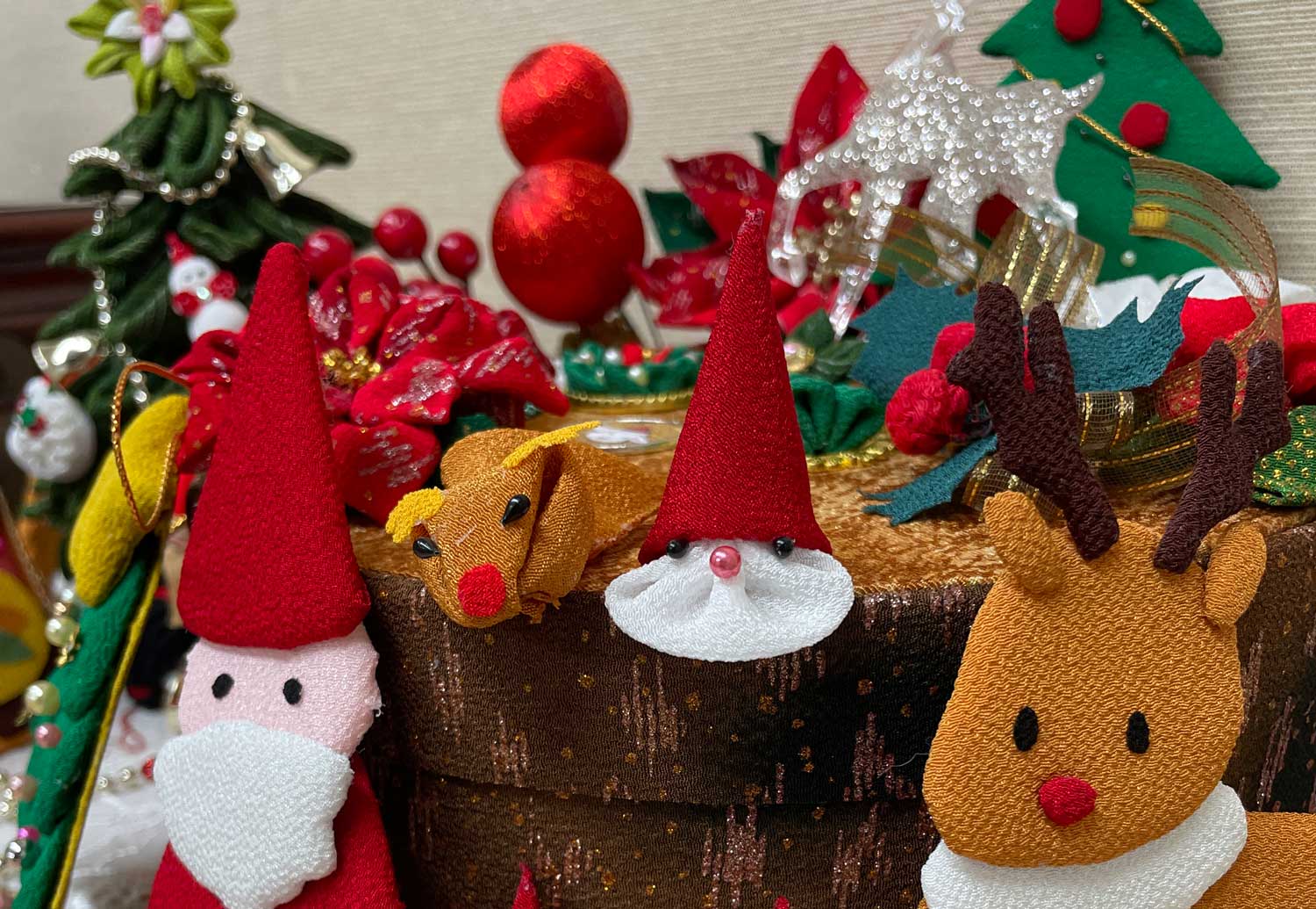 クリスマスのサンタさんとトナカイの指人形